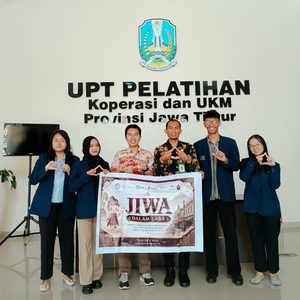 Tim PKM RSH Ma Chung Serahkan Model Tata Kelola UMKM Berbasis Budaya